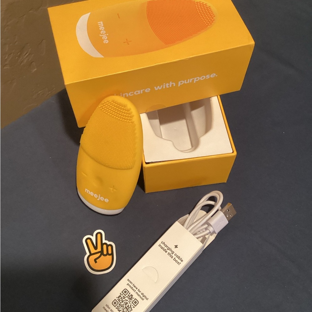 Meejee Yellow Facial Cleansing Brush